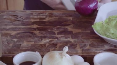 Gurme burger garnitür için taze organik sebze Dilimleme