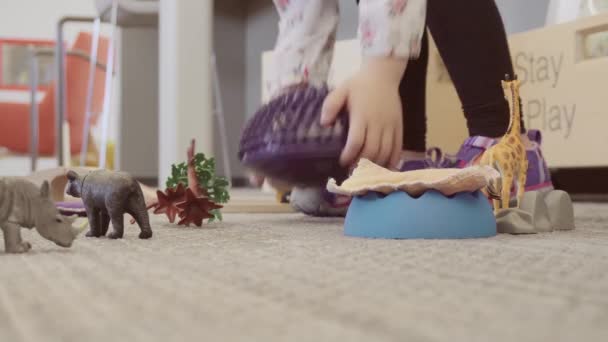 Μικρό Κορίτσι Βάζοντας Παιχνίδια Μακριά Κουτιά Παιχνιδιών Στην Τοπική Βιβλιοθήκη — Αρχείο Βίντεο