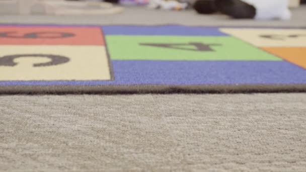 Kleines Mädchen Spielt Mit Spielzeug Der Örtlichen Bibliothek — Stockvideo