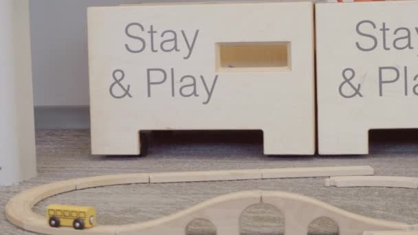 Niña Jugando Con Juguetes Biblioteca Local — Vídeo de stock