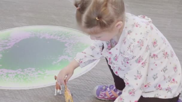 Niña Con Juguetes Alfombra Interactiva Biblioteca Local — Vídeos de Stock