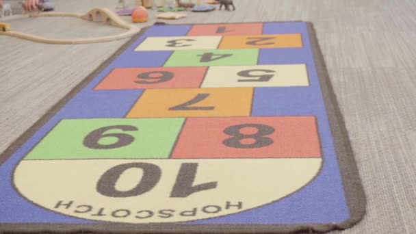 Bambina Che Gioca Con Giocattoli Nella Biblioteca Locale — Video Stock
