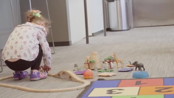 Dziewczynka Bawi Się Zabawkami Lokalnej Bibliotece — Wideo stockowe