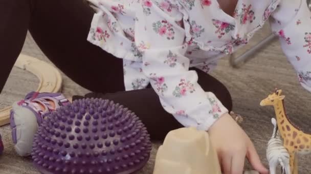 Menina Brincando Com Brinquedos Biblioteca Local — Vídeo de Stock