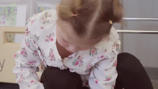 Маленькая Девочка Играет Игрушками Местной Библиотеке — стоковое видео