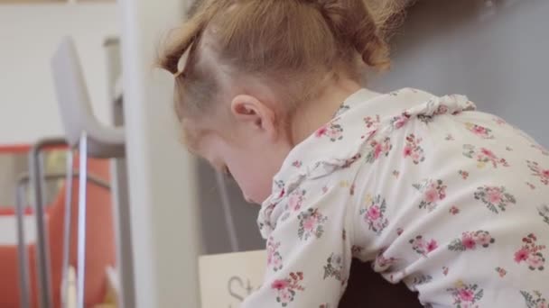 Küçük Kız Yerel Kütüphanede Oyuncaklar Ile Oynama — Stok video