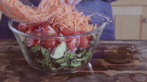 Misturando Salada Fresca Com Verduras Mistura Primavera — Vídeo de Stock