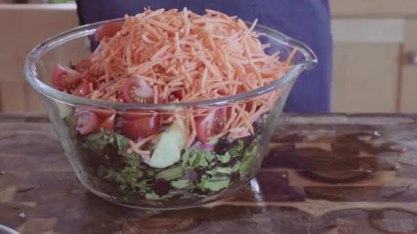 Mescolando Insalata Fresca Con Verdi Mescolanza Primavera — Video Stock