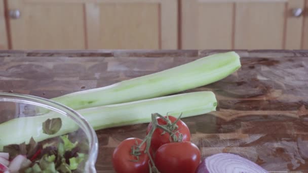 Cortar Verduras Frescas Para Ensalada Primavera — Vídeo de stock