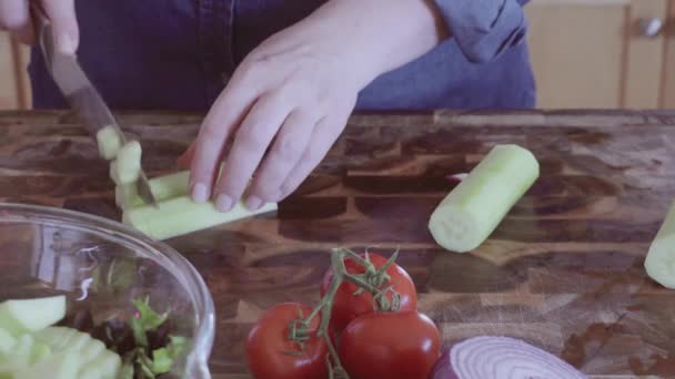 Cortar Verduras Frescas Para Ensalada Primavera — Vídeos de Stock