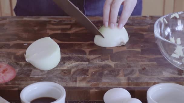 Hakken Gele Biologische Uien Houten Snijplank — Stockvideo