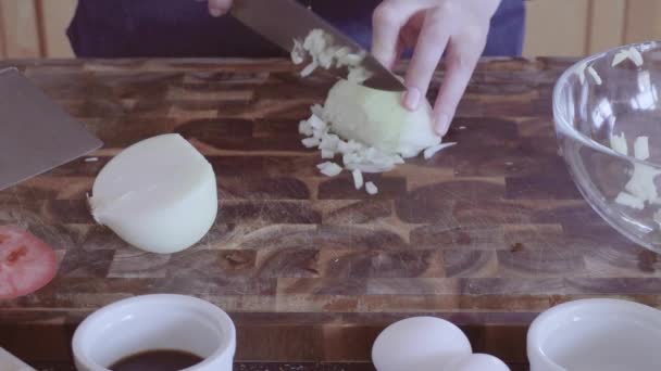 Hacher Des Oignons Organiques Jaunes Sur Une Planche Découper Bois — Video