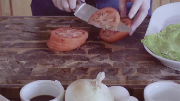 Cortar Verduras Frescas Para Ensalada Primavera — Vídeo de stock