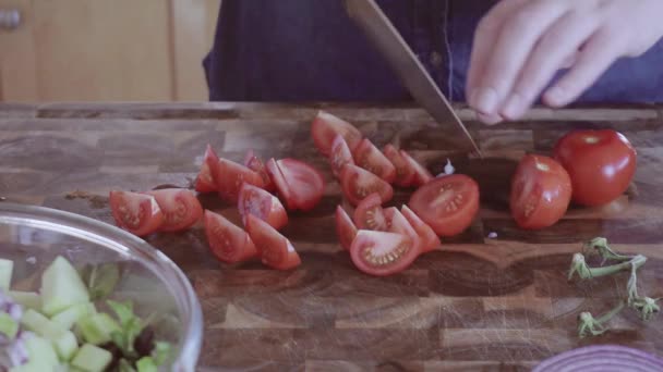 Rebanar Verduras Orgánicas Frescas Para Guarnición Hamburguesas Gourmet — Vídeos de Stock