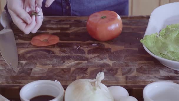 Rebanar Verduras Orgánicas Frescas Para Guarnición Hamburguesas Gourmet — Vídeo de stock