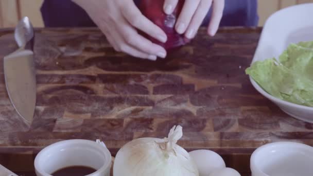 Slicing Fresh Organic Vegetables Gourmet Burger Garnish — Stock Video