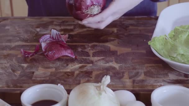 Desfasamento Temporal Corte Legumes Orgânicos Frescos Para Enfeite Hambúrguer Gourmet — Vídeo de Stock