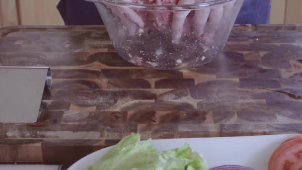 Preparación Hamburguesas Gourmet Con Carne Molida — Vídeo de stock