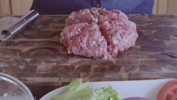 Przygotowywanie Gourmet Burger Kotleciki Mielonej Wołowiny — Wideo stockowe