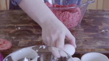 Zaman atlamalı. Gurme burger köftesi kıyma ile hazırlama.