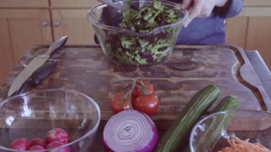 Organik bahar mix yeşillikleri taze salata için mutfak makasla kesme.