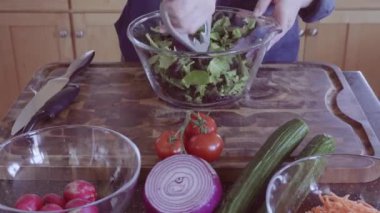 Zaman atlamalı. Organik bahar mix yeşillikleri taze salata için mutfak makasla kesme.