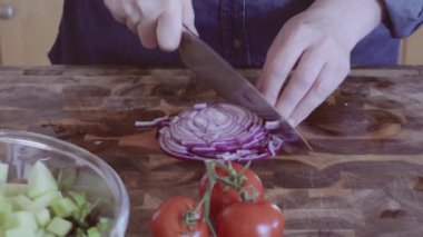 Bahar salatası için taze sebze Dilimleme.