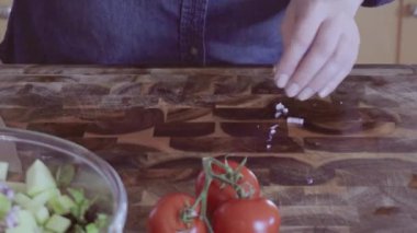 Bahar salatası için taze sebze Dilimleme.