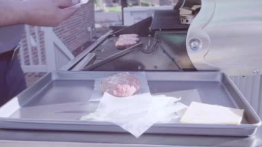 Yemek klasik sığır eti hamburger açık gaz ızgara.