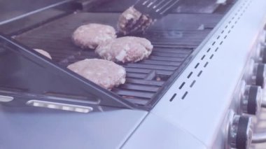 Yemek klasik sığır eti hamburger açık gaz ızgara.
