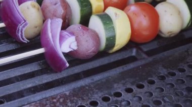 Adım adım. Izgara sebzeli şiş ve tavuk kebap açık gaz ızgara.