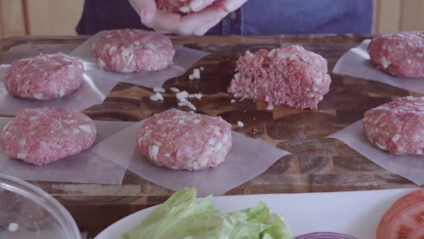 Voorbereiding Van Gastronomische Hamburger Pasteitjes Met Rundergehakt — Stockvideo