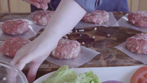 Příprava Gurmánské Hamburger Karbanátky Mletým Hovězím Masem — Stock video