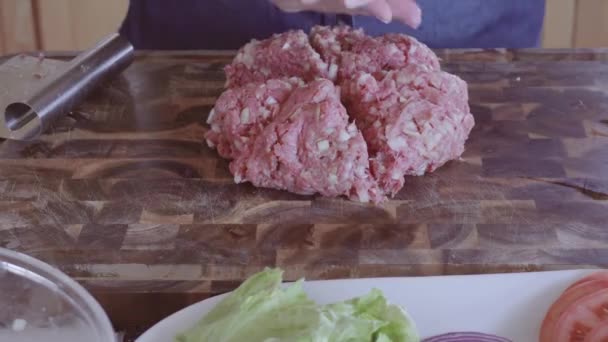 Time Lapse Voorbereiding Van Gastronomische Hamburger Pasteitjes Met Rundergehakt — Stockvideo