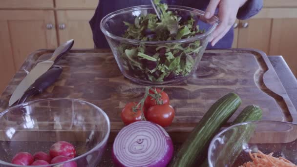 Cutting Organiska Våren Mix Gröna Med Köket Saxar För Fräsch — Stockvideo