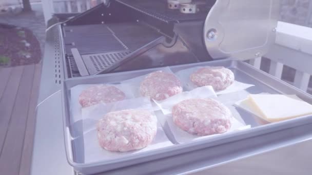Готуємо Класичний Яловичий Бургер Грилі Відкритому Повітрі — стокове відео