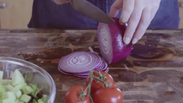 時間の経過 春サラダの新鮮な野菜をスライス — ストック動画