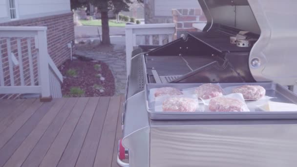 烹饪经典牛肉汉堡在户外燃气烧烤 — 图库视频影像