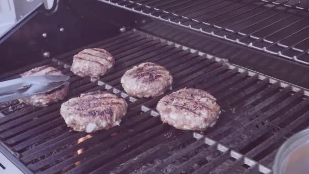 Koken Klassieke Rundvlees Hamburger Buiten Gasgrill — Stockvideo