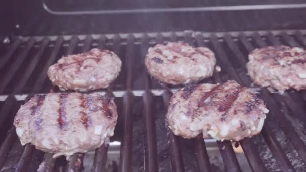 烹饪经典牛肉汉堡在户外燃气烧烤 — 图库视频影像