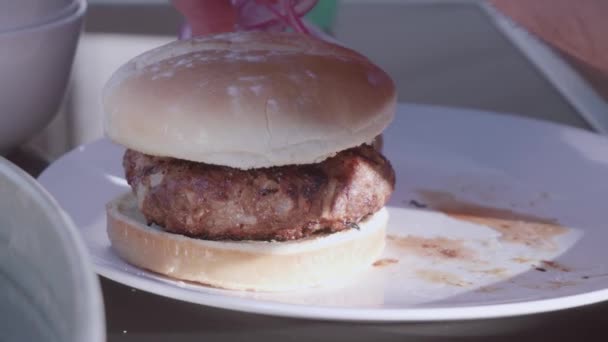 美食经典牛肉汉堡熟食包子 — 图库视频影像