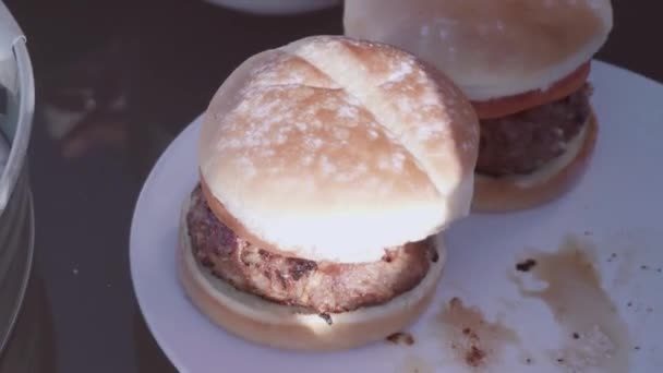 Gastronomische Klassieke Rundvlees Hamburger Deli Broodje — Stockvideo