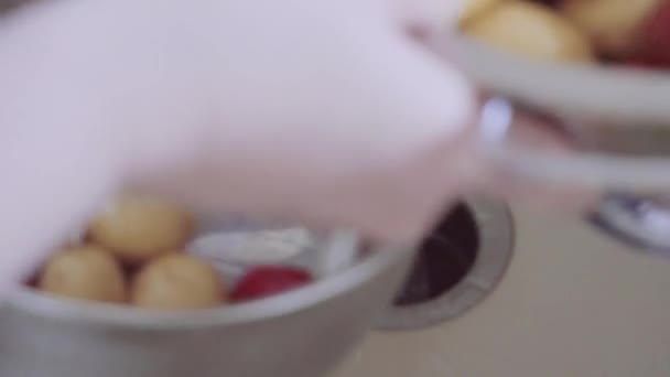 金马铃薯在漏勺中被洗净 — 图库视频影像