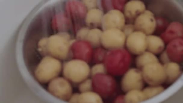 Tempo Scaduto Patate Rosse Dorate Che Vengono Lavate Nel Colino — Video Stock