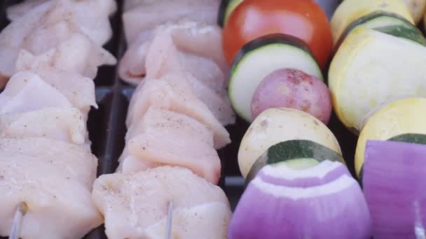 Stap Voor Stap Veggie Spiesjes Kip Kebabs Buiten Gasgrill Grillen — Stockvideo