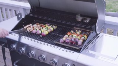 Adım adım. Izgara sebzeli şiş ve tavuk kebap açık gaz ızgara.