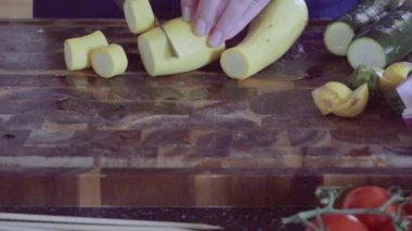 Adım adım. Taze organik sebze vejetaryen kebap için dilimleme