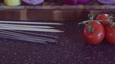 Adım adım. Taze organik sebze vejetaryen kebap için dilimleme