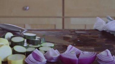 Adım adım. Taze organik sebze vejetaryen kebap için dilimleme