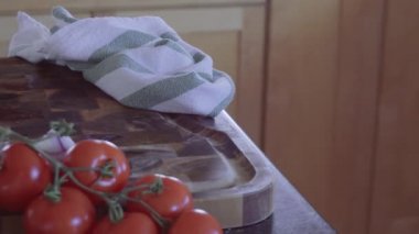 Adım adım. Taze organik sebze vejetaryen kebap için dilimleme
